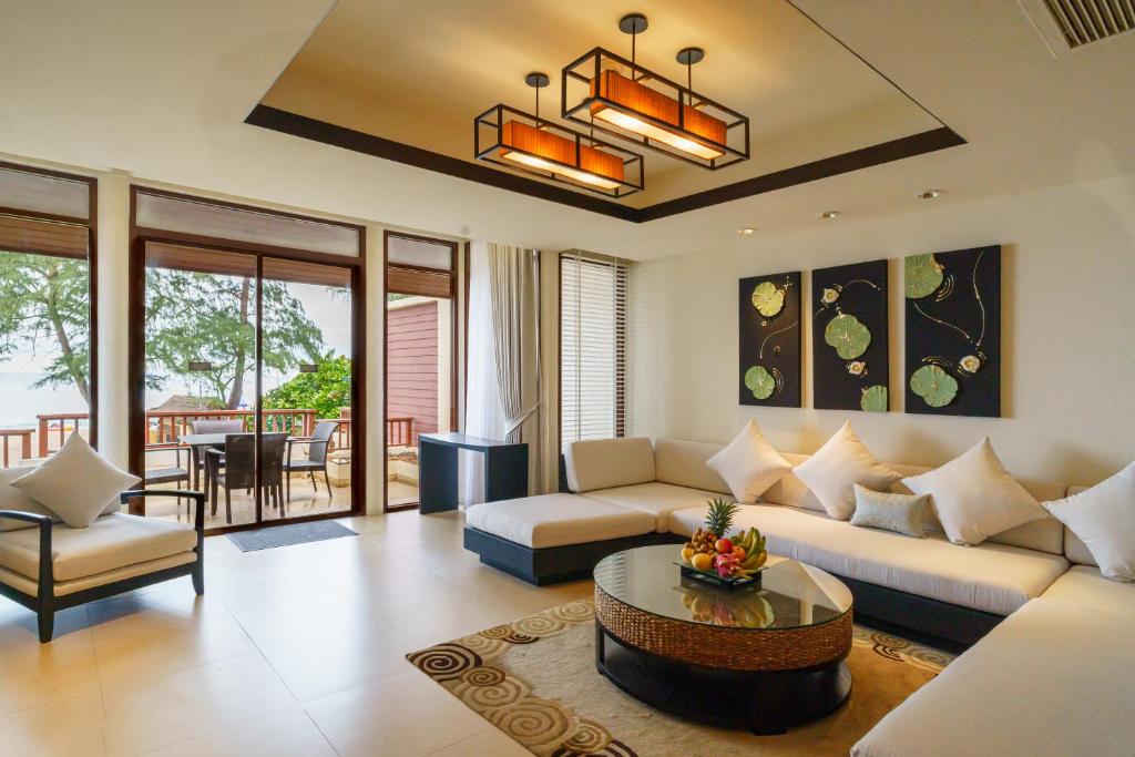 2 Bedrooms Beachfront Pool Villas