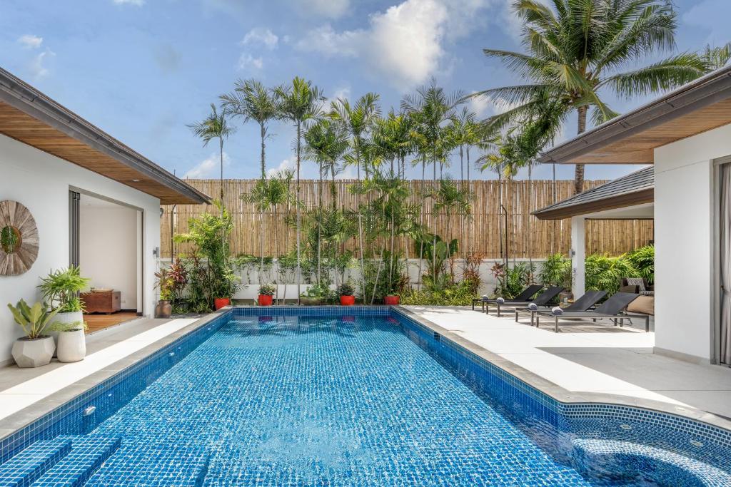Tropical villa within 5 minutes walk to Bangtao Beach