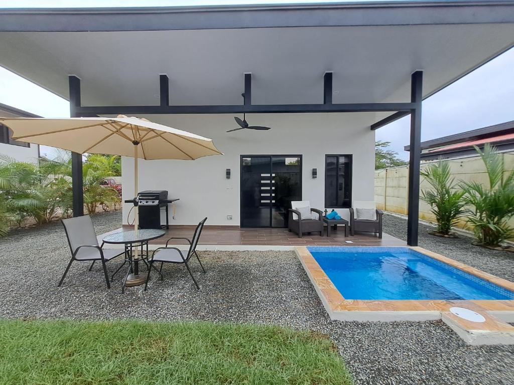 Comfy King bed, private yard and pool!