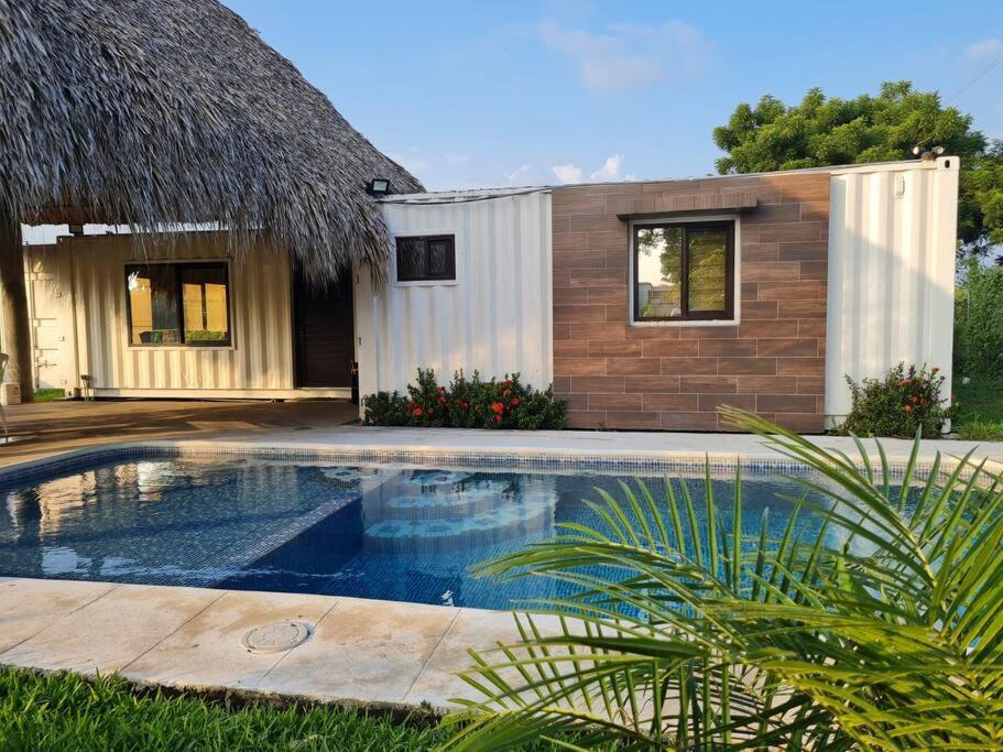 Primera Casa de Contenedores en Monterrico.