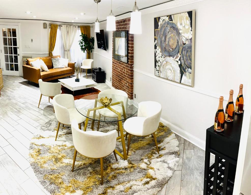 Modern Brownstone 2bdrm Duplex with Backyard terrace