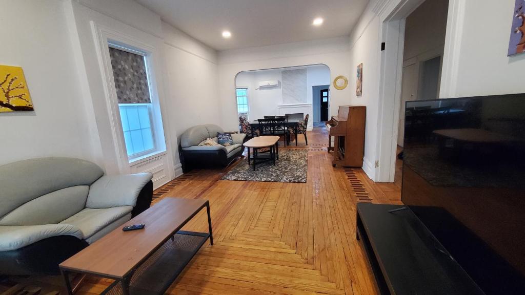 Gorgeous Victorian House!! Entire suite in SAM's home