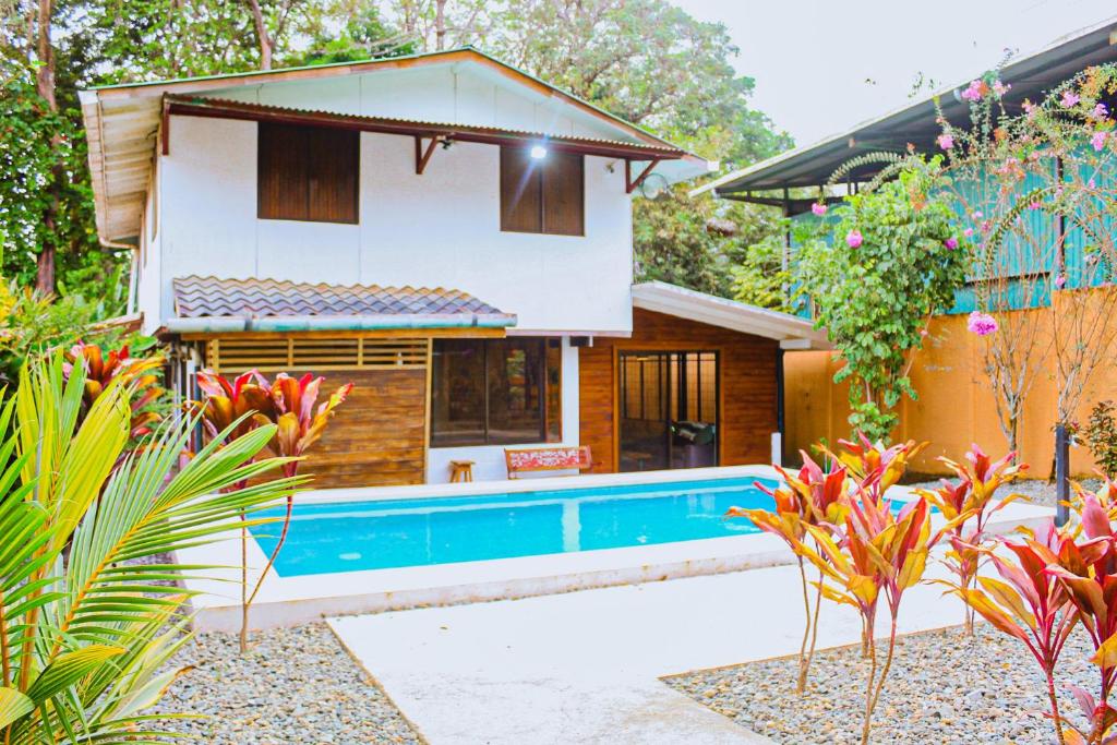 Casa Sua--Cozy 3 Bedroom Dominical Beach Cottage with Pool