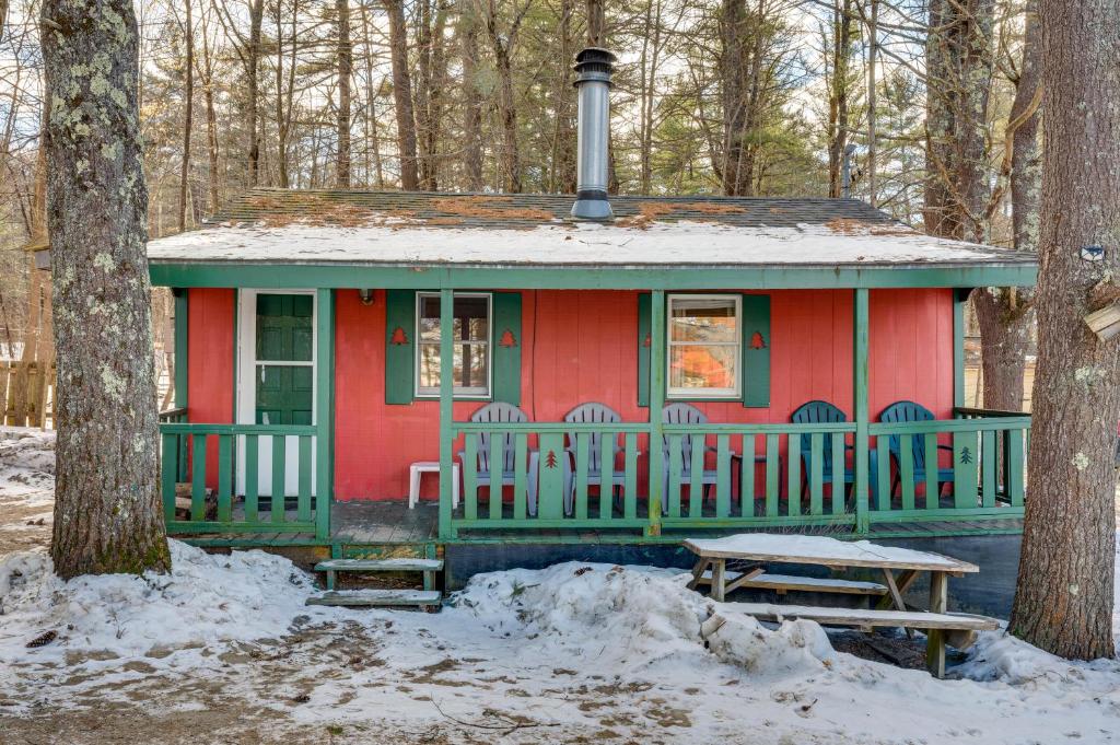 Pet-Friendly Laconia Cabin with Fireplace and Deck!